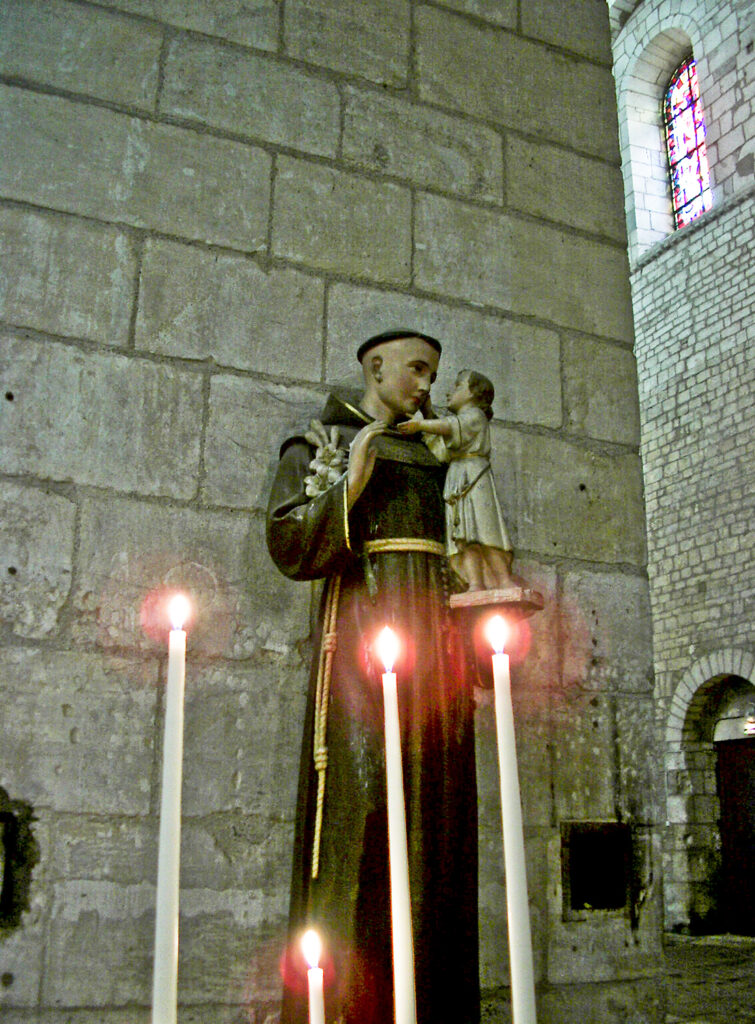 Mönchsfigur in Kirche