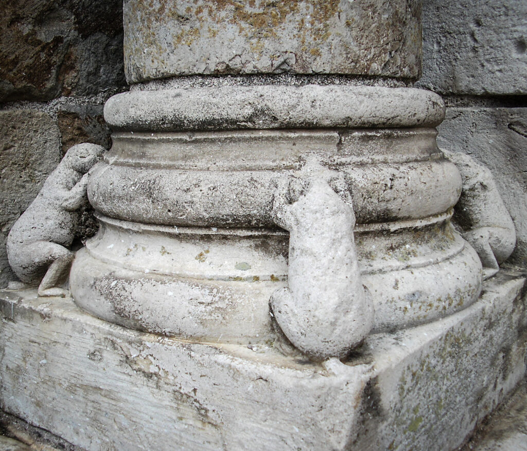 Ratten an einem Sockel