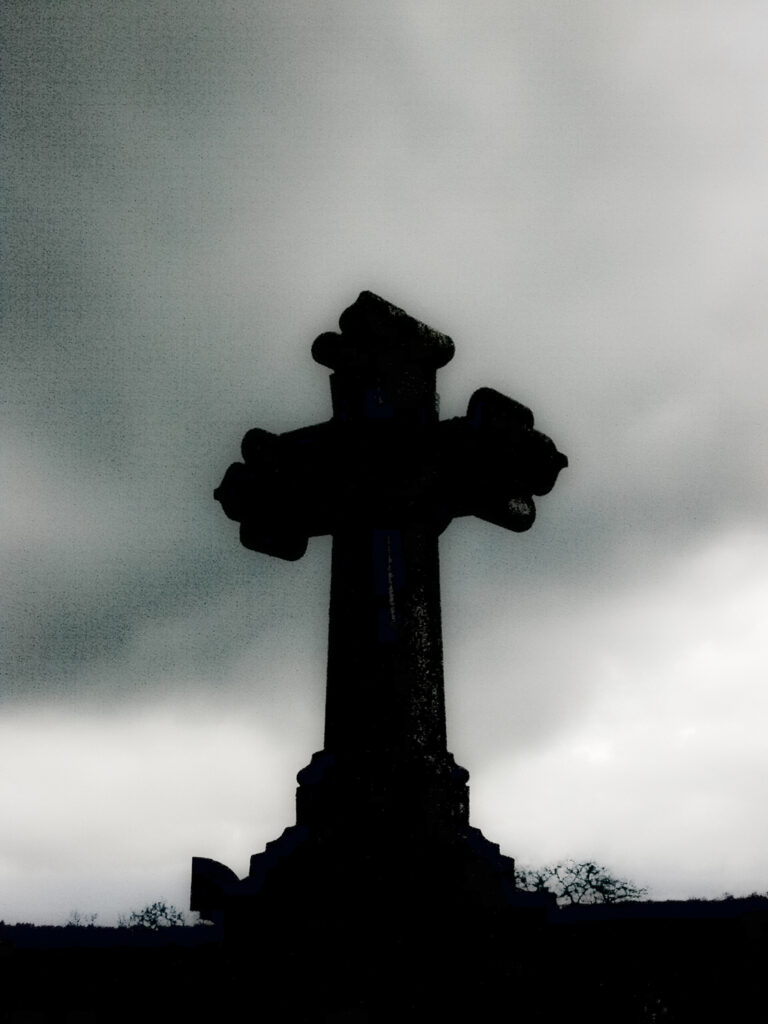 Kreuz aus Stein - düster