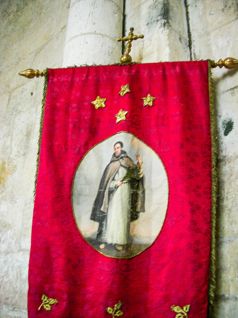 Fahne in einer Dorfkirche