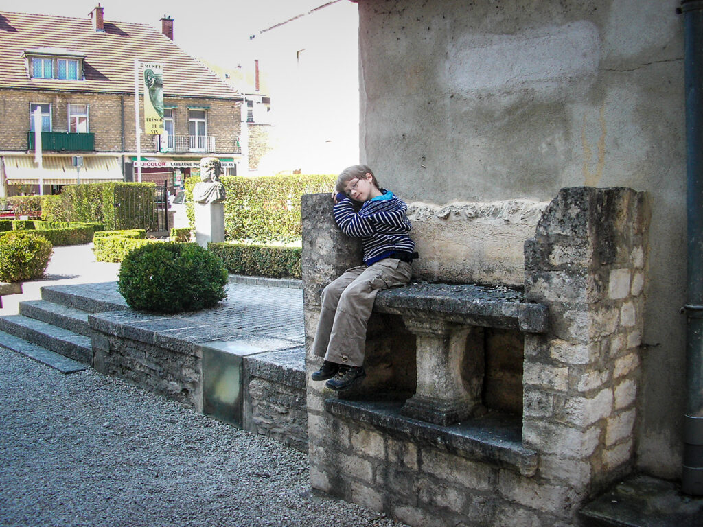 ausruhen auf alter Steinbank