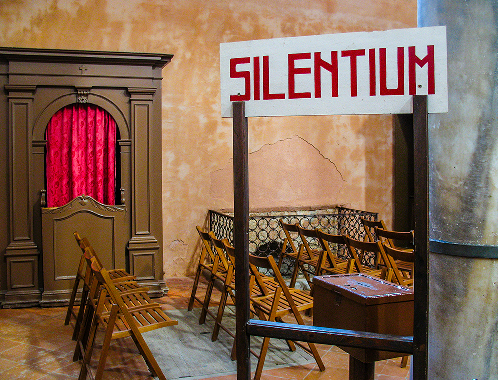 Schild mit der Aufschrift Ruhe auf Latein