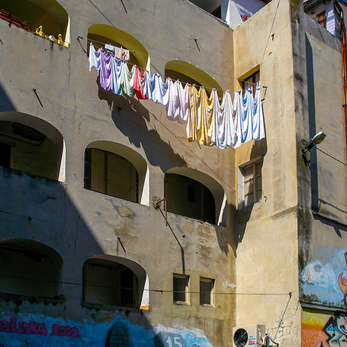 Wäscheleine am Wohnhaus