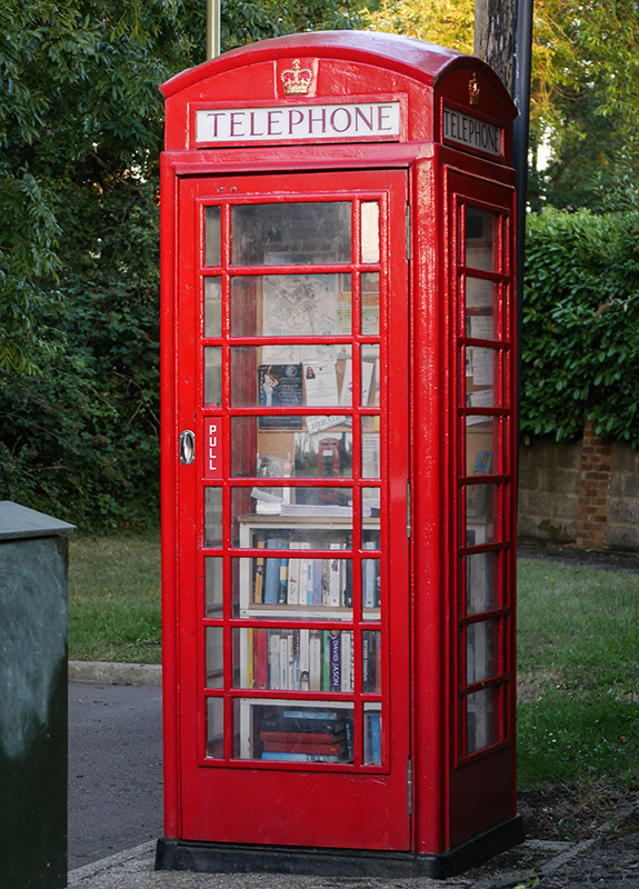rote Telefonzelle mit Büchern