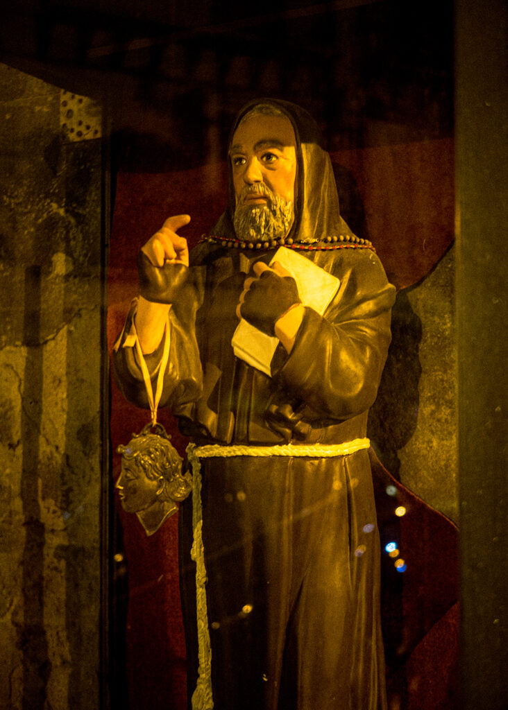 kleiner Schrein mit Mönch