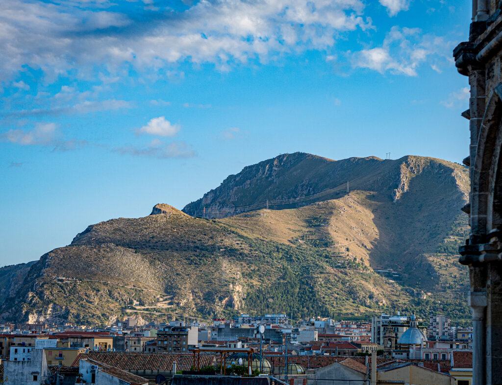 Berge hinter der Stadt