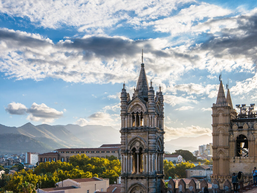 Kirchengebäude vor Bergen