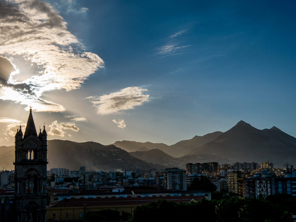 Katehdrale, Stadt und Berge