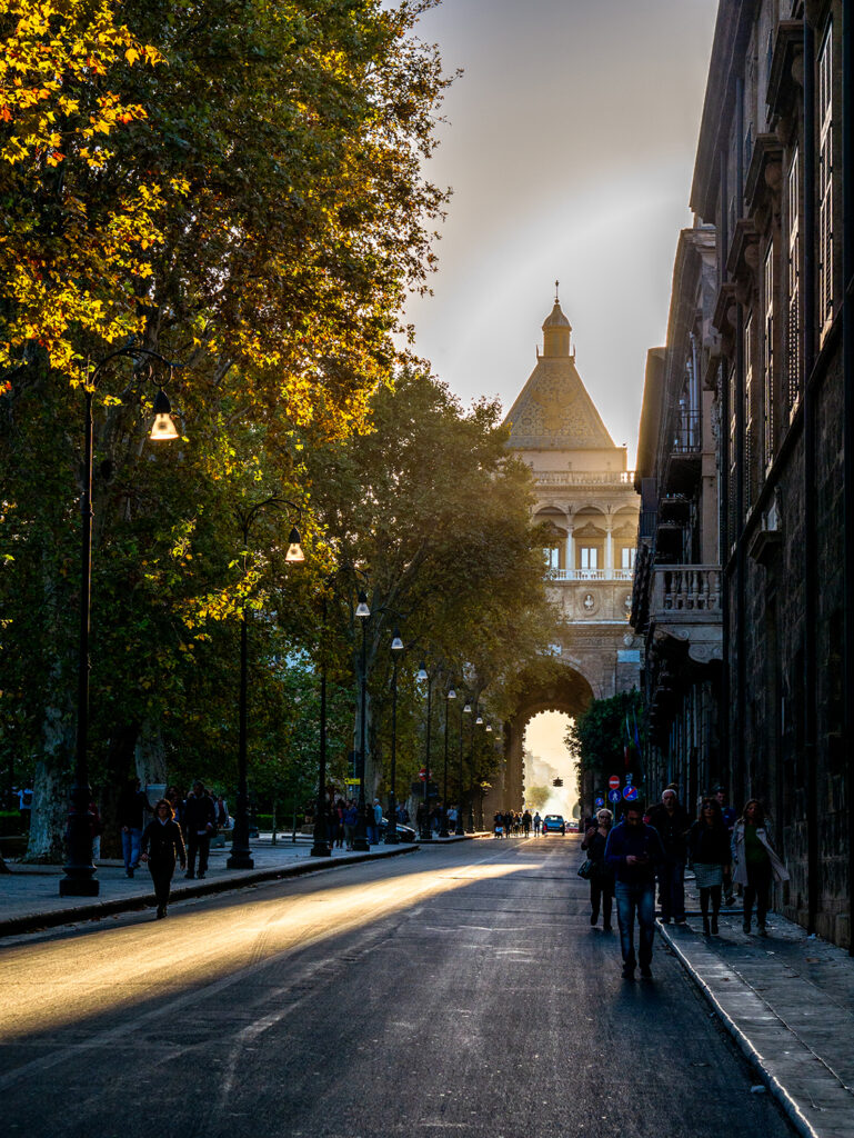 Straße mit Stadttor
