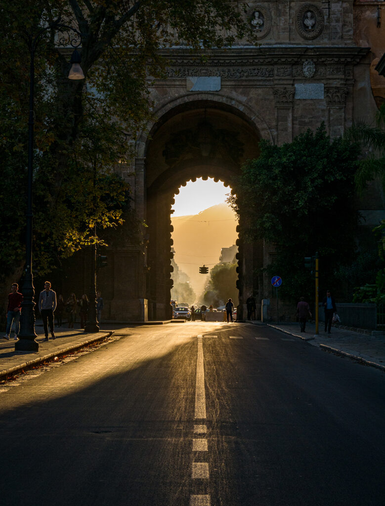 Sonnenlicht fällt durch ein Stadttor