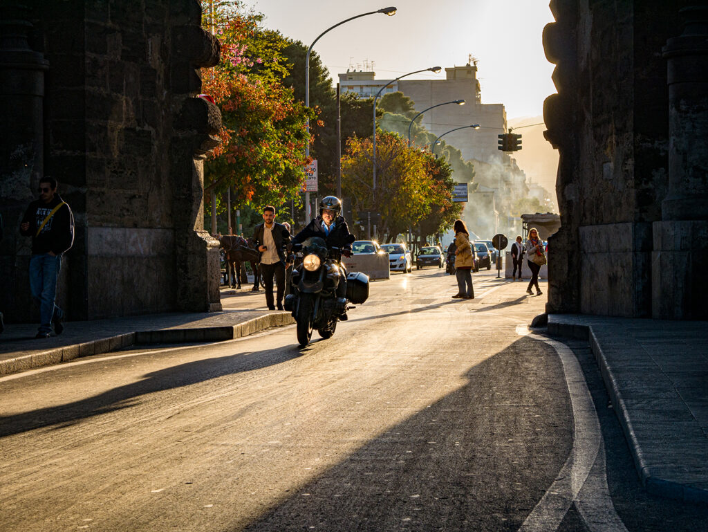 Motorradfahrer fährt durch ein Tor