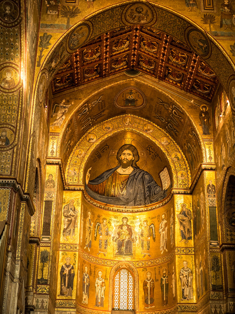 goldenes Kircheninneres