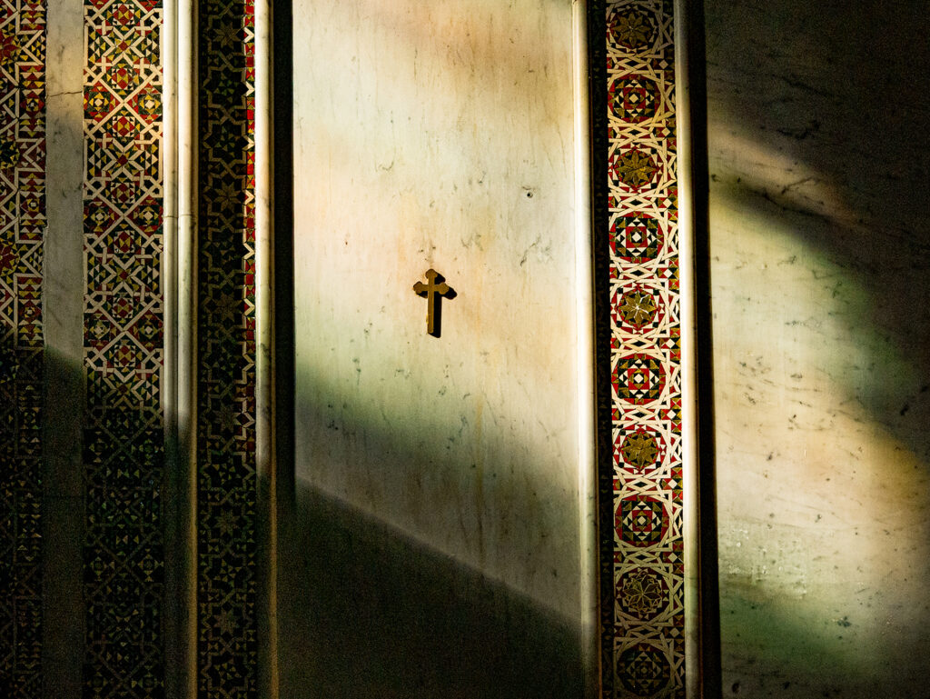 Kirchenkreuz an einer Wand