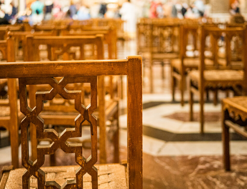 hölzerne Kirchenstühle