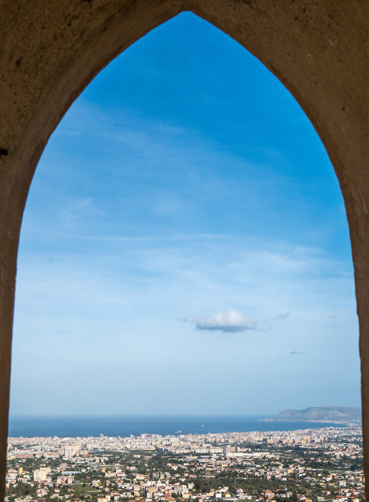 weiter Blick über Stadt und Meer