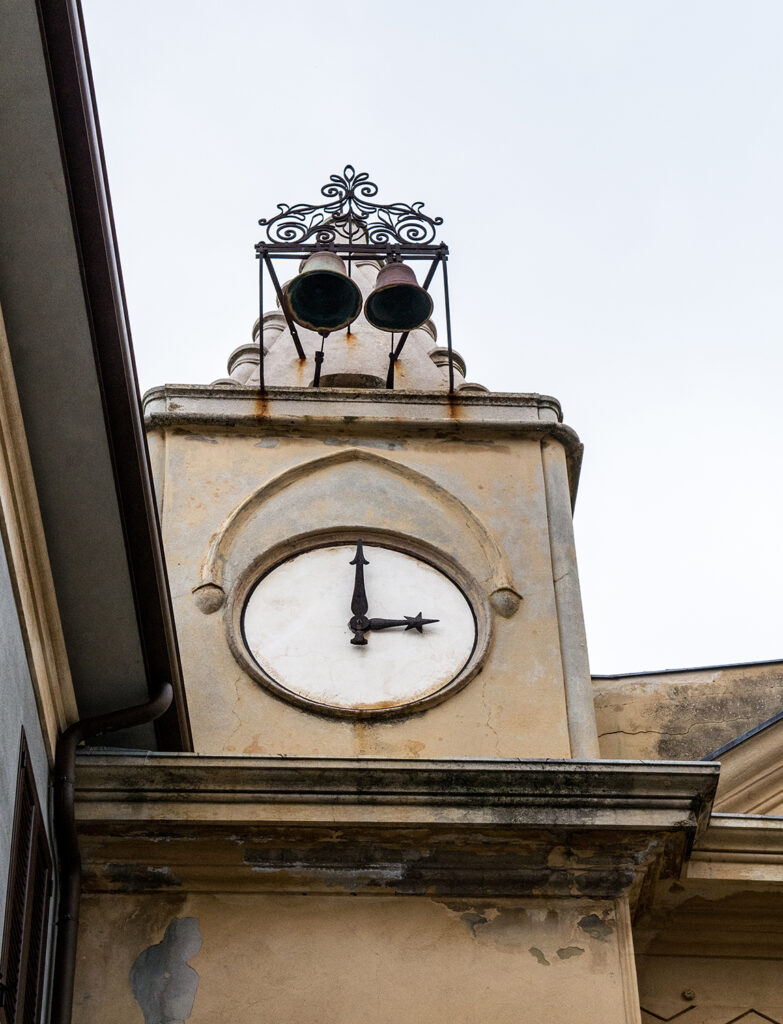 Turm mit Glocken und Uhr