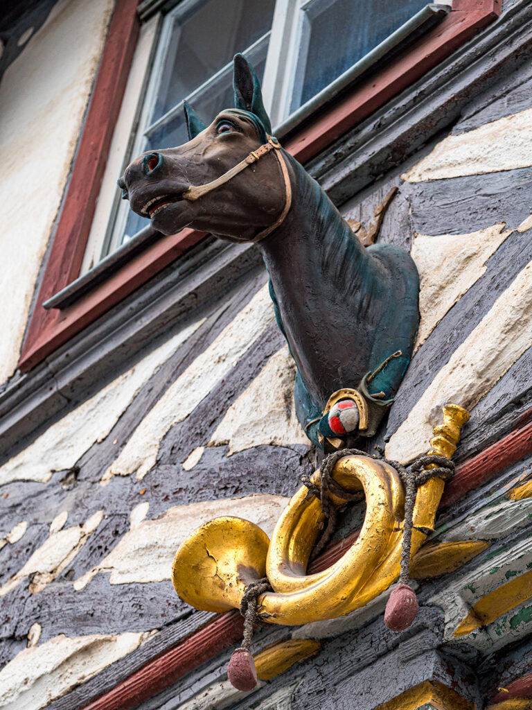 Pferdekopf mit goldenem Posthorn