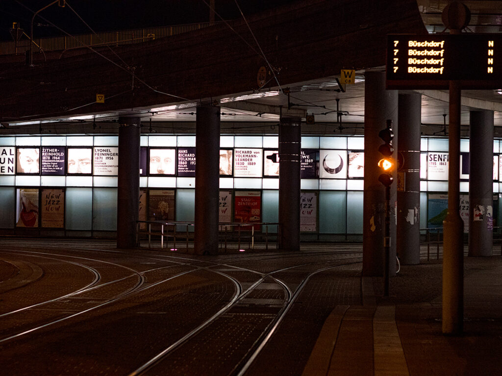 Schienen bei Nacht