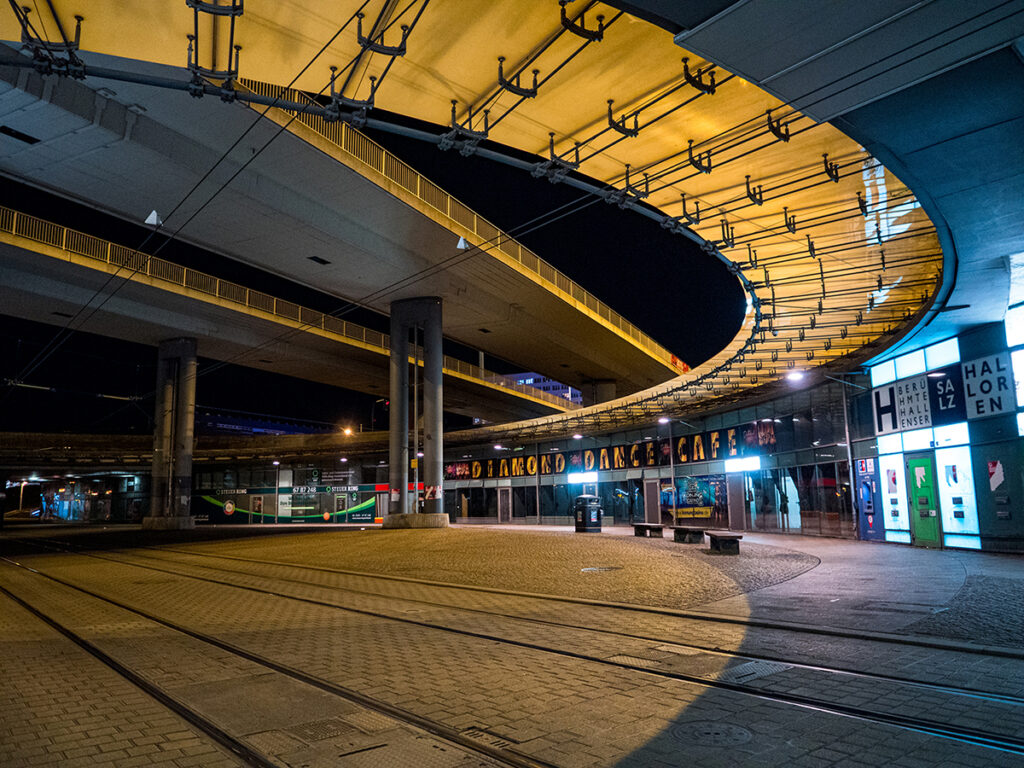 nächtlich beleuchteter Platz