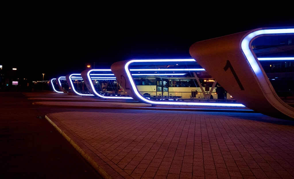 beleuchteter Busbahhof bei Nacht