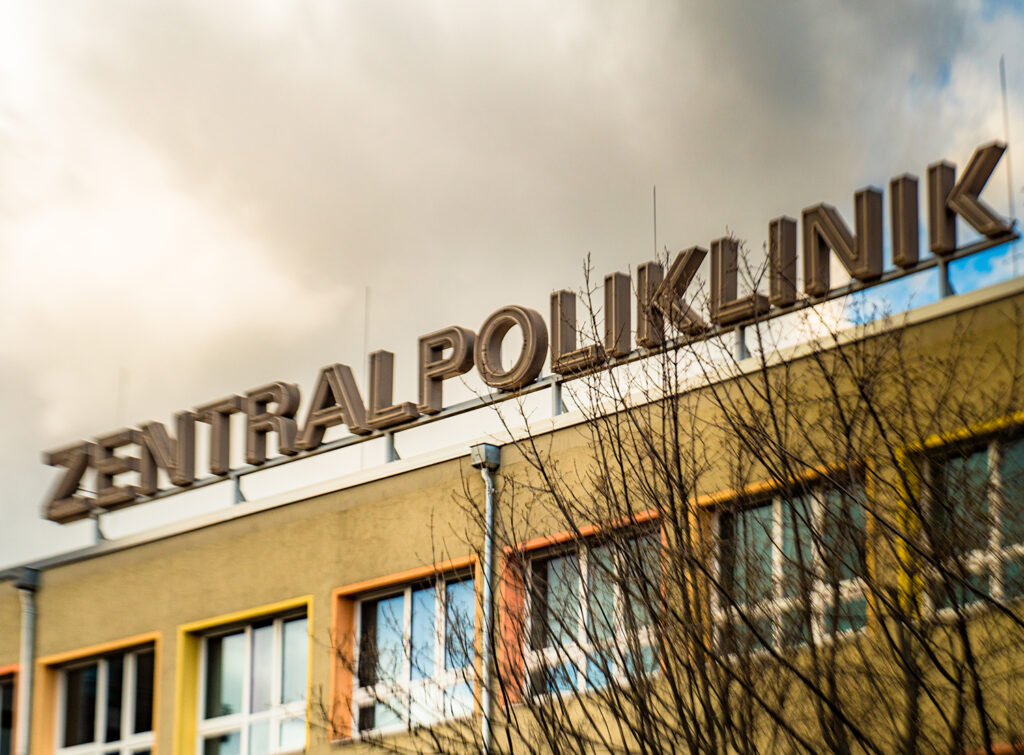 Schriftzug Zentralpoliklinik