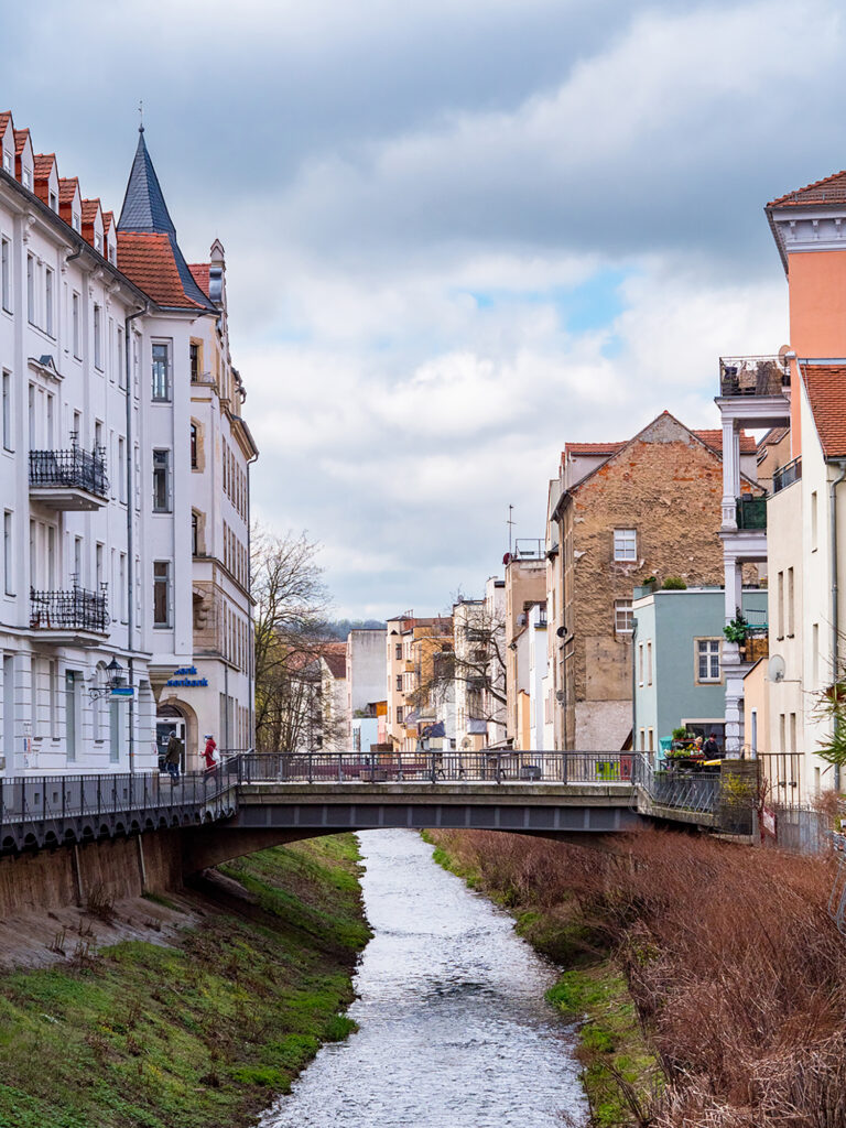 Stadtansicht mit Kanal