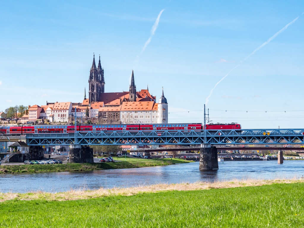 Stadtansicht mit Fluß und Burg