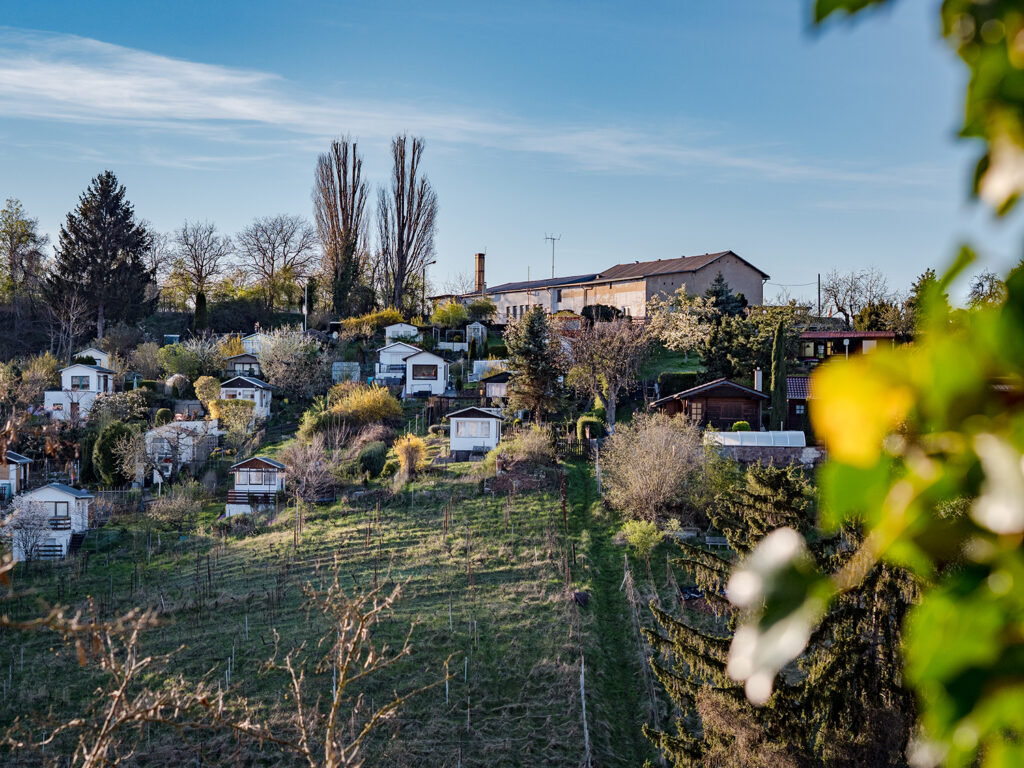 Gartenhäuschen an einem Hügel