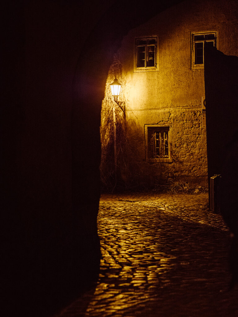 alte Gasse nur mit Laterne beleuchtet