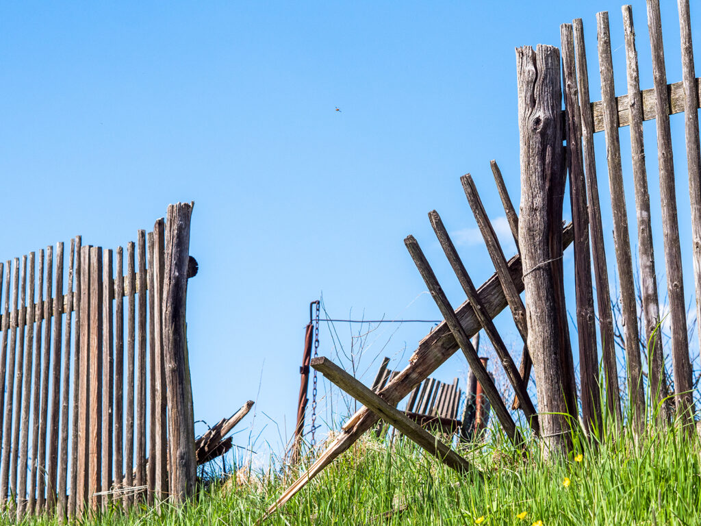 kaputter Holzzaun