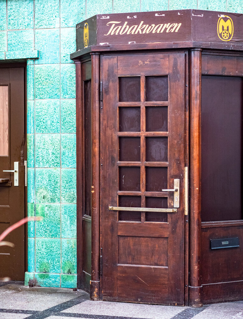 alte geschlossene Ladentür