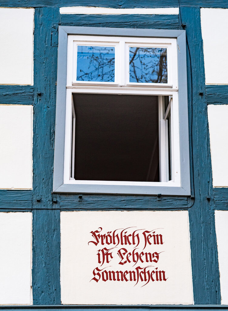 offenes Fenster im Fachwerkhaus