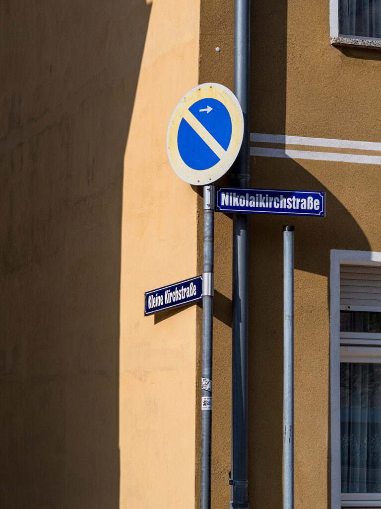 Straßenecke mit Straßenschildern