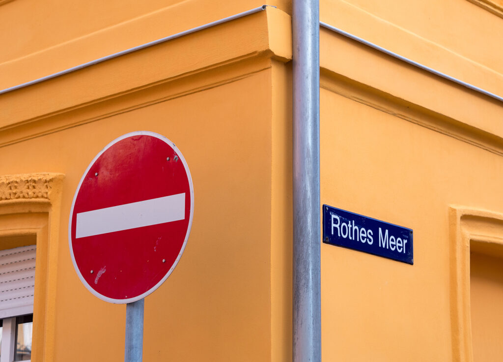 Straßenecke mit Straßenschild