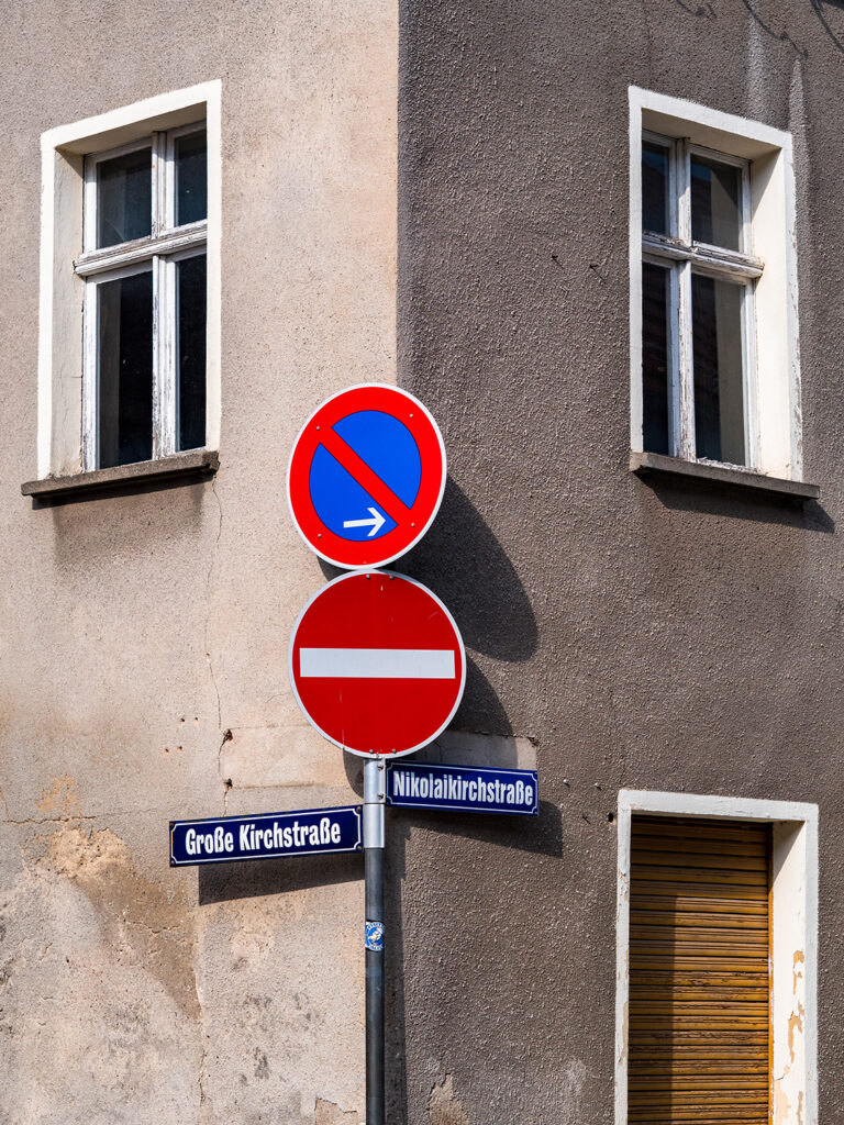 Straßenecke mit Straßenschildern