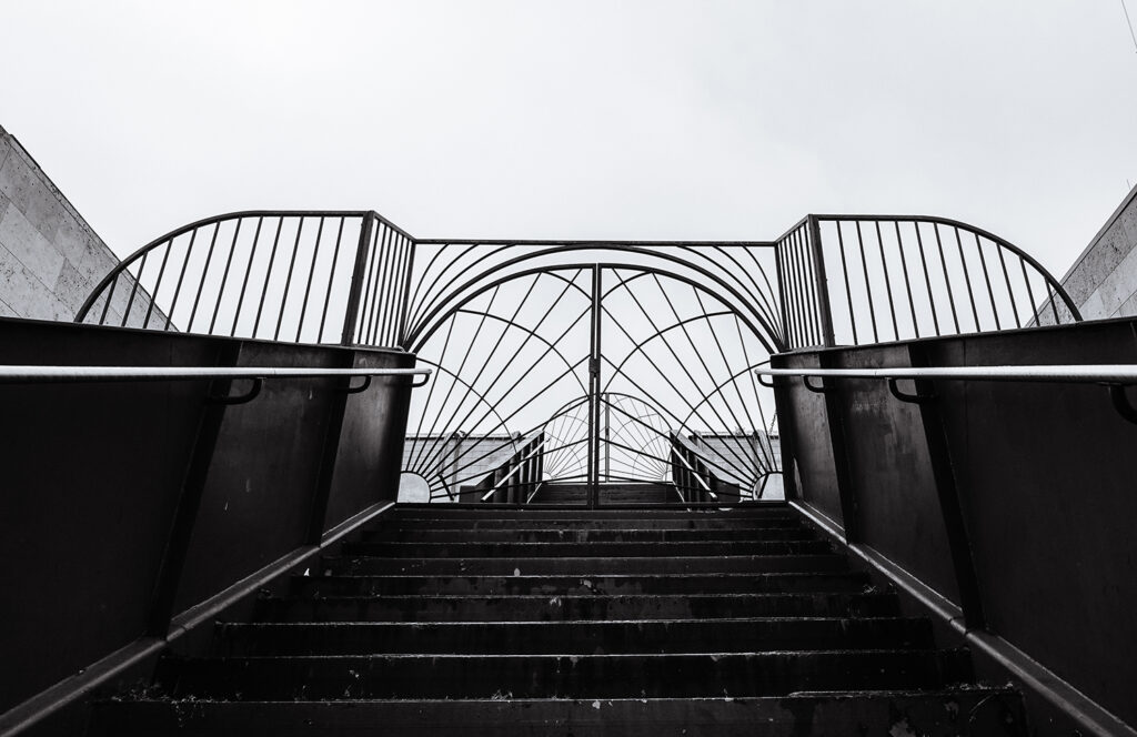 Treppe mit Gittertür