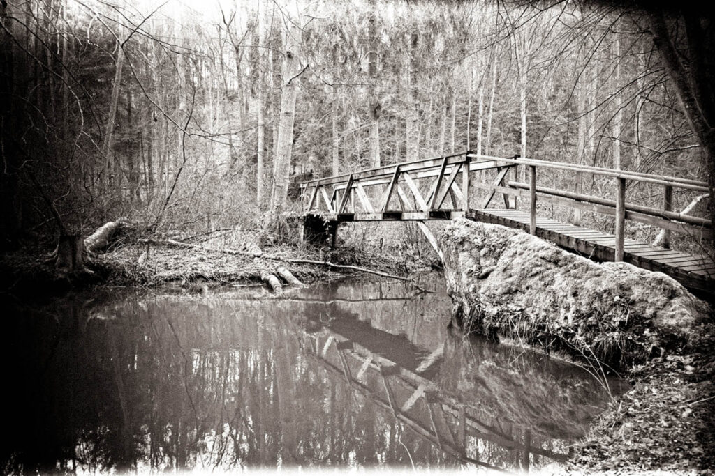 Holzsteg über Bach