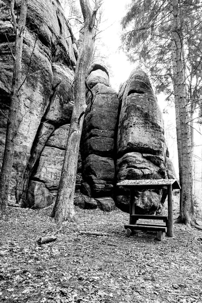 Rastplatz vor Felsen