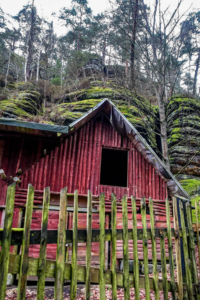 altes Haus am Felsen