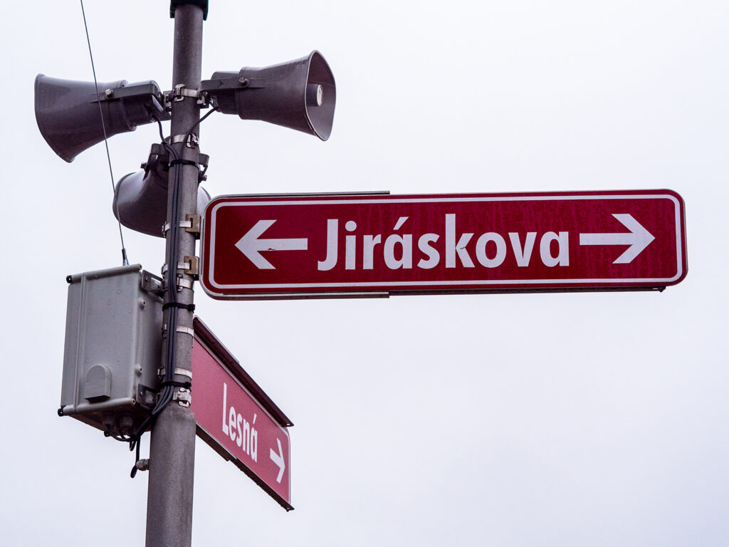 Lautsprecher und Straßenschild
