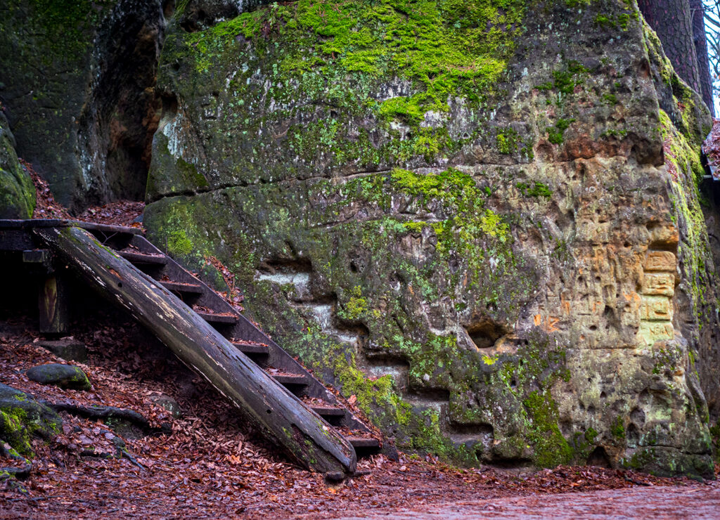 Felsem mit Holztreppe