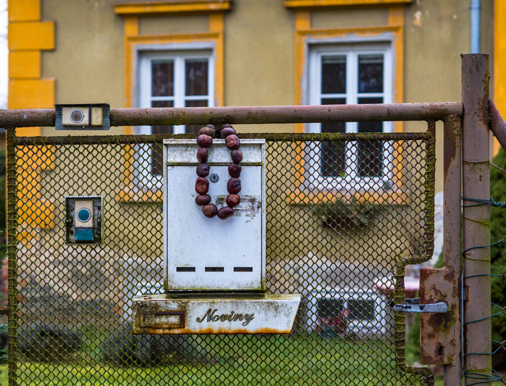Haus hinterm Zaun