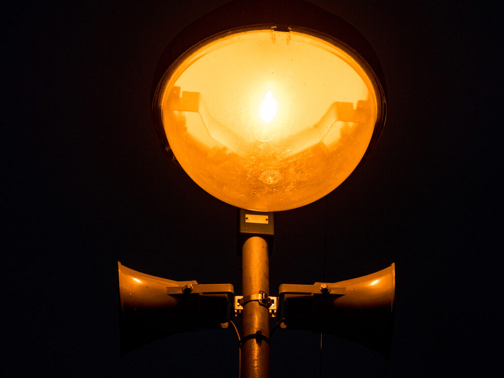 Straßenlampe und Lautsprecher