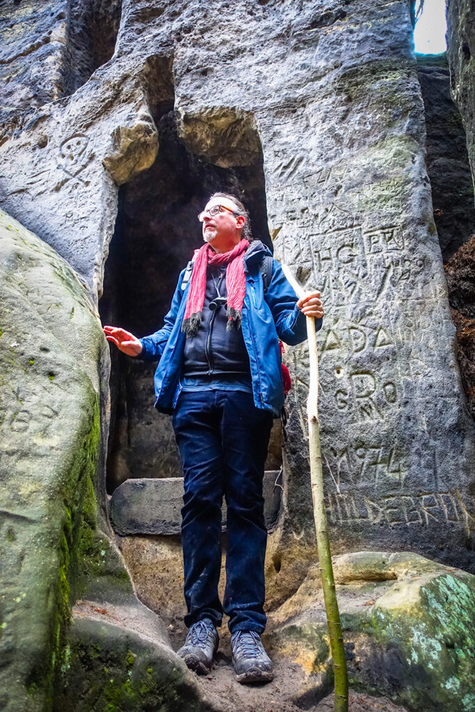 Mann vor Felsen