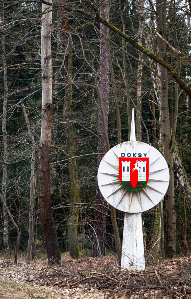 Ortsschild mit Wappen
