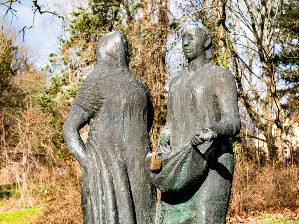 zwei weibliche Bronzefiguren