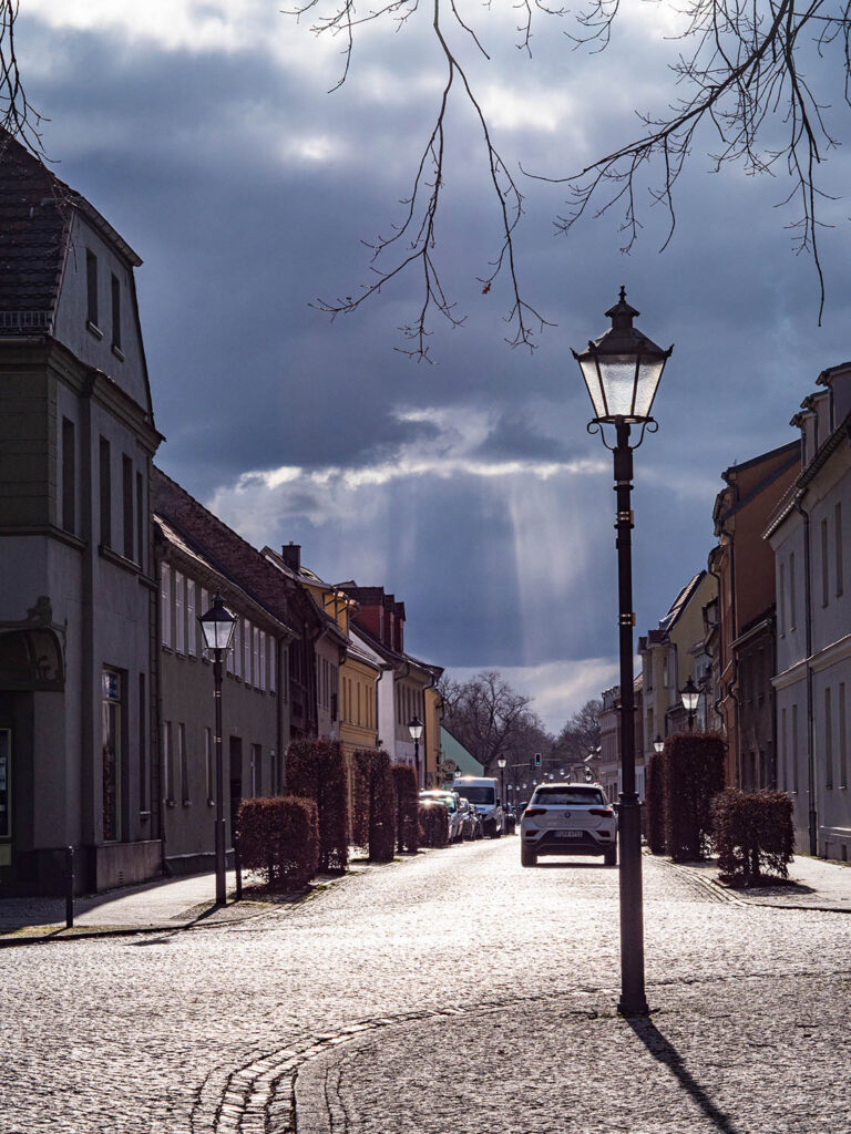 düstere Wolken werden vom Sonnenlicht durchbrochen