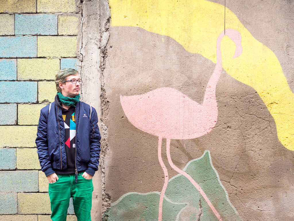 Mann und Flamingo