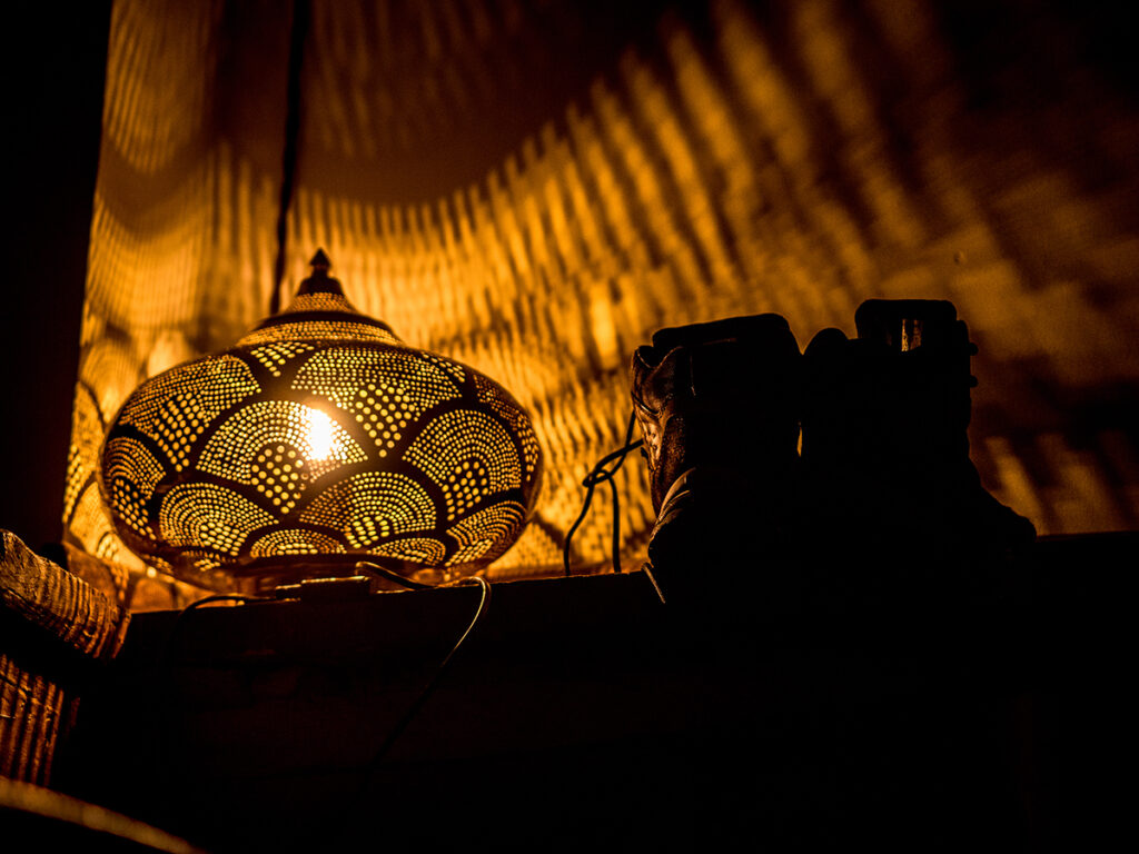 Lampe und Schuhe