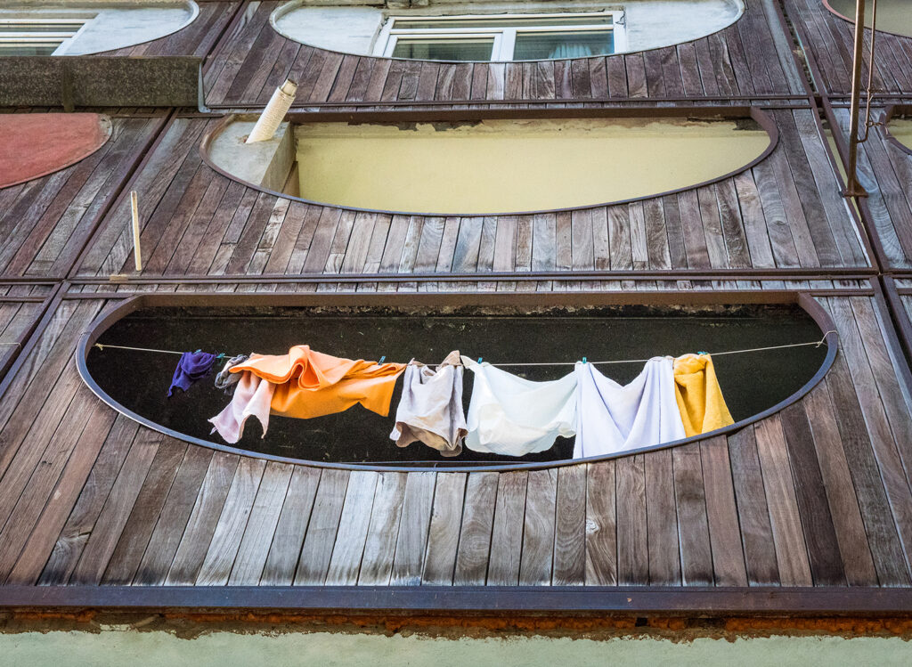 Balkon mit Wäsche